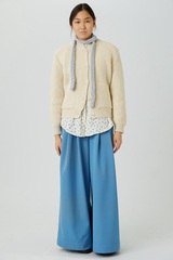 Шарфик из плюшевой пряжи серого цвета