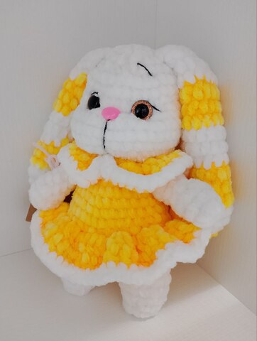 Зайка белый с длинными ушами в желтом платье