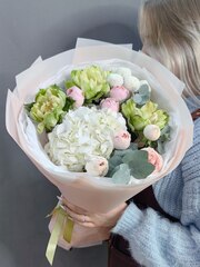 Авторский букет с пионовидными розами сорта "Вегги"