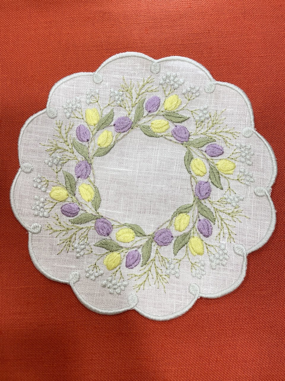 Декоративная салфетка-подтарельник с вышивкой