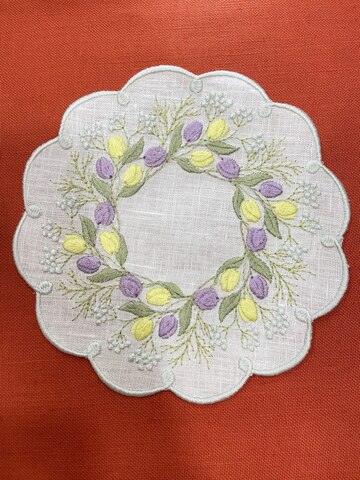 Декоративная салфетка-подтарельник с вышивкой