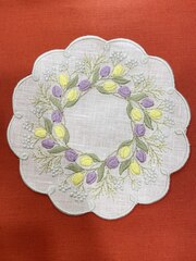 Декоративная салфетка-подтарельник с вышивкой