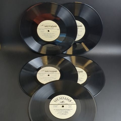 Набор из 5 виниловых пластинок 10 дюймов детские сказки и песни : Приключения Незнайки / Кот в сапогах и др. 5 Виниловых пластинок 12 дюймов. Мелодия СССР.