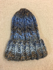 Женская зимняя шапочка крупной вязки