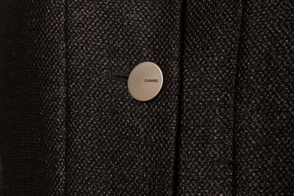 Эффектное легкое пальто черного цвета от Chanel, 36 размер.