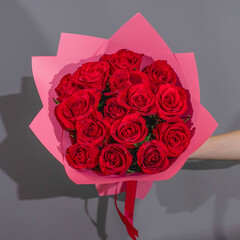 Букет 15 роз Кения 40 см в пленке розовые