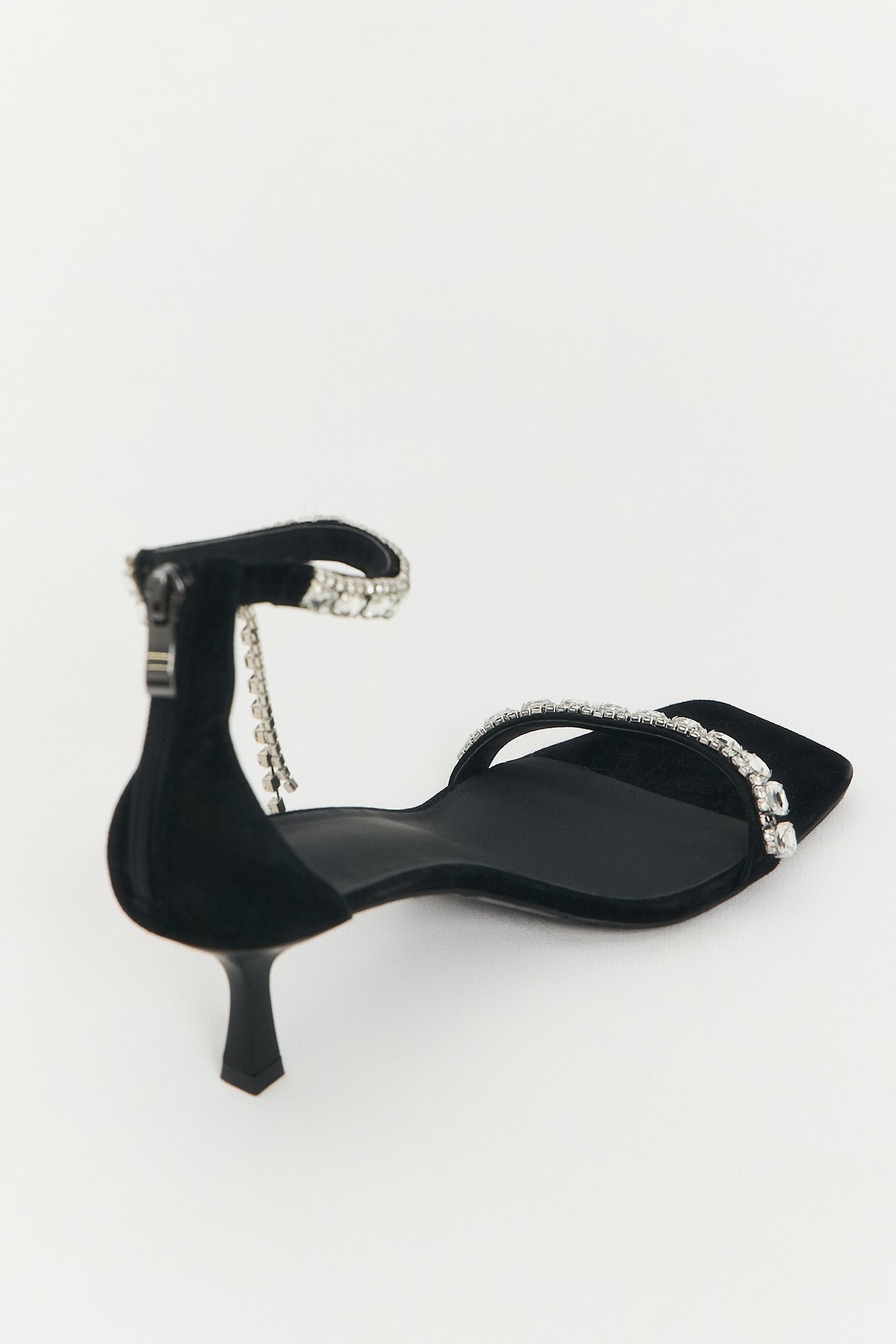 Босоножки из замши с декором из страз, черный