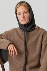 Капор из шерсти темно-серого цвета