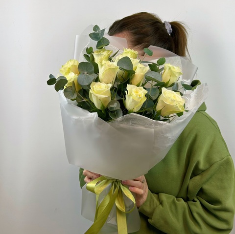 Букет из белых роз и эвкалипт