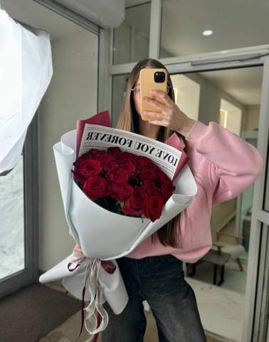 Красота в букете из 21 розы сорта RED NAOMI (60 см)
