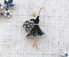 Брошь "Девушка с цветком", р. 6,8х3,5 см