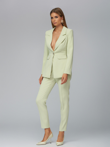 Женский фисташковый костюм двойка с приталенным жакетом