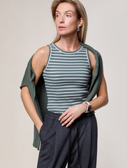 Топ из трикотажа в широкий рубчик  D43.223 (95311)