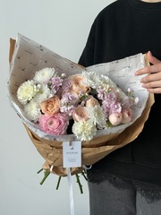 Букет из маттиолы, хризантемы, диантусов, одноголовых роз и кустовых пионовидных роз