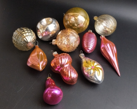 Ёлочные игрушки набор из 11 разных шарики, колокольчик, медальон и др, стекло, роспись, узоры, подвесные, винтаж СССР 1960-1990 гг
