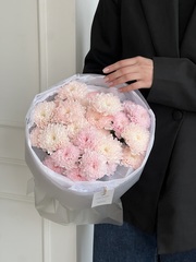 Букет из хризантемы в розовом и персиковом оттенках