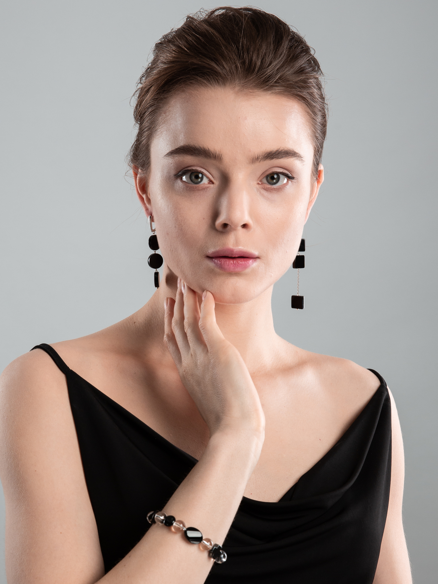 Серьги асимметричные с черным агатом