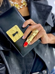 84570 - Кольцо ПАЛЕЦ с красным/белым ногтем в стилистике SCHIAPARELLI