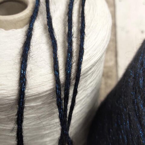 Бэби альпака с люрексом PURA LANA ITALIA / ALPACA GLAMOUR 200 синий с черным