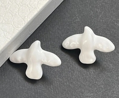 Серьги-пусеты ГОЛУБИ в стиле Schiaparelli с белой эмалью