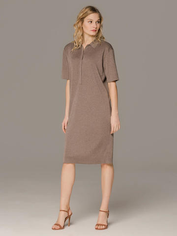 Женское платье коричневого цвета с коротким рукавом - фото 4