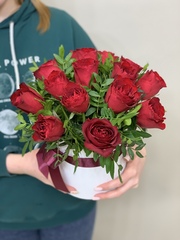 Шляпная коробка 15 красных роз Кения 40см с зеленью