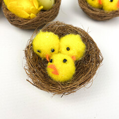 Цыплята с яйцом в гнезде и птенчиками, Пасхальный декор, размер 5 см, набор 6 шт.