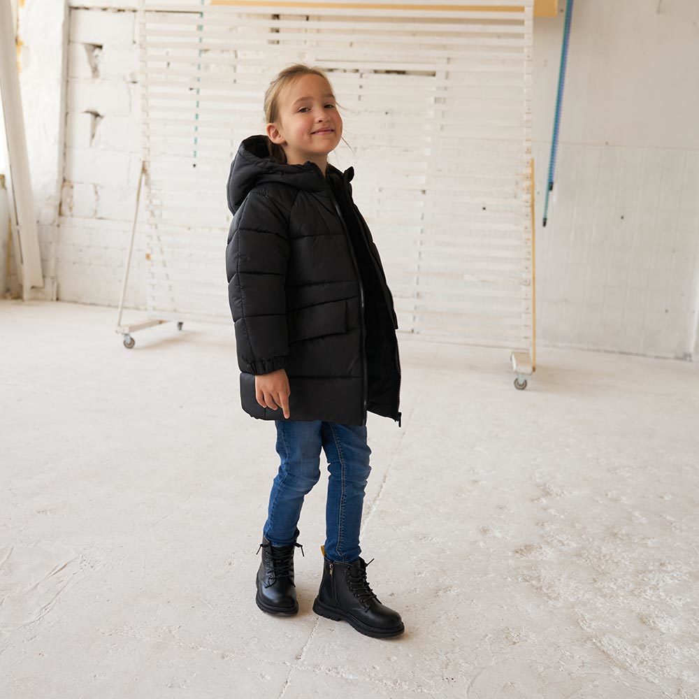 Дитяча подовжена зимова куртка у чорному кольорі для дівчинки