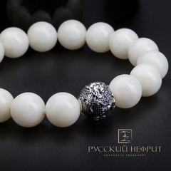 Браслет Дракон. Белый нефрит с надцветом. 12мм