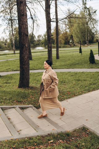 Платье-поло ажурное с коротким рукавом бежевое с золотым люрексом