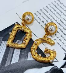 Серьги DG из латуни в лимонной позолоте c подвесками лого