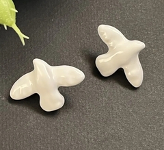 Серьги-пусеты ГОЛУБИ в стиле Schiaparelli с белой эмалью