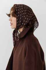 Косынка из шелка коричневая в горошек