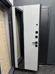 Входная дверь в квартиру Лабиринт Лаб про 2 Велютто верде с зеркальной вставкой 32 Белый софт рельеф