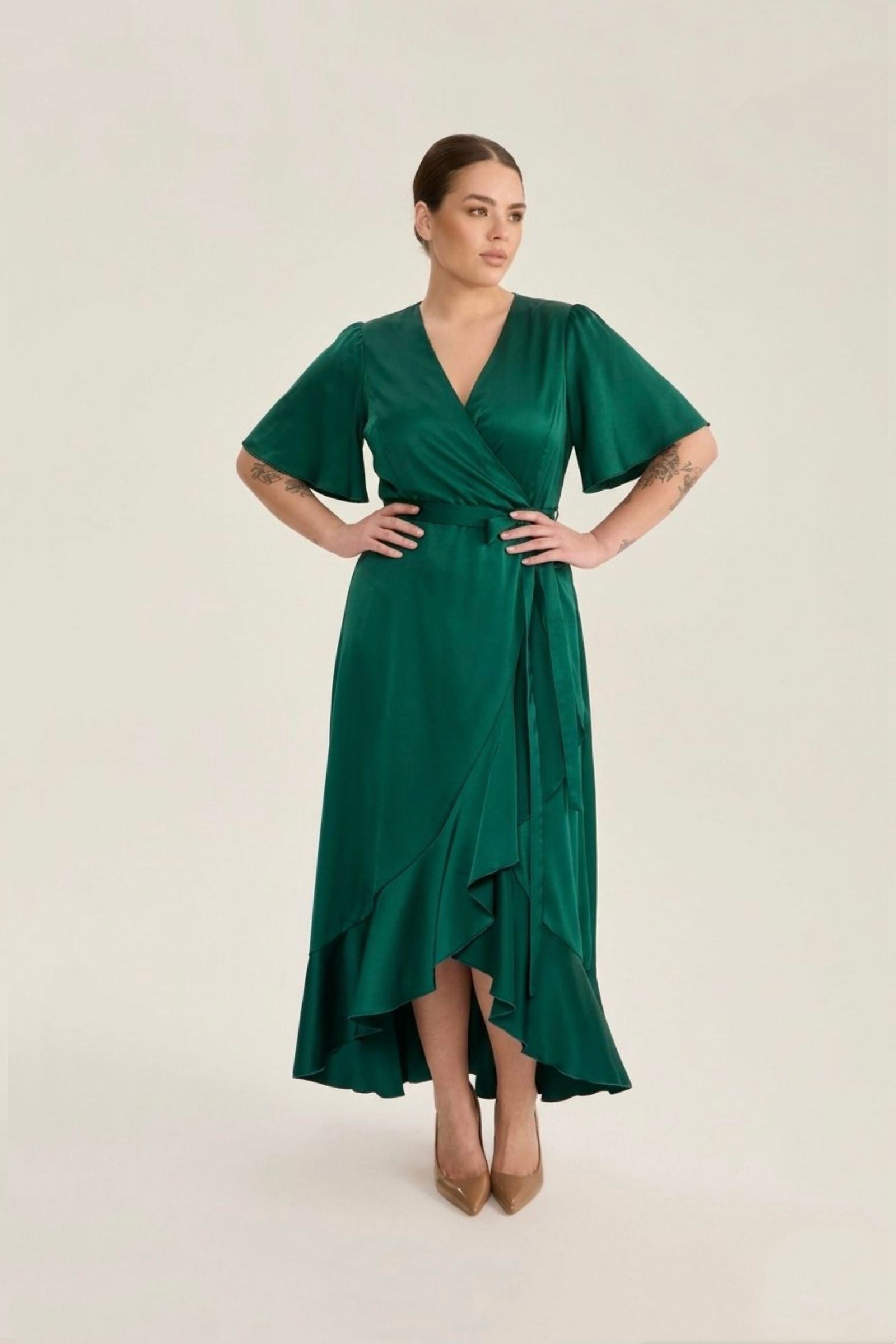 Платье на запах с воланами, изумруд