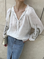 Блуза льняная с вышивкой на рукавах