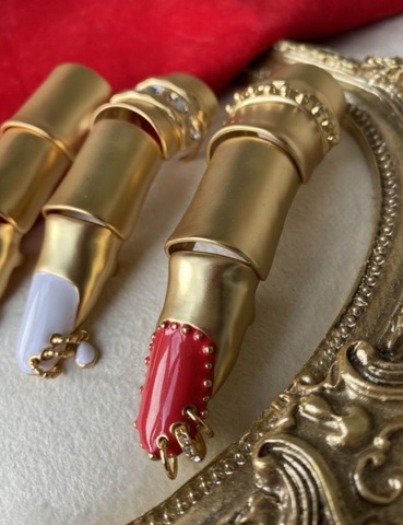 84570 - Кольцо ПАЛЕЦ с красным/белым ногтем в стилистике SCHIAPARELLI