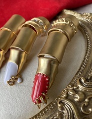 84570 - Кольцо ПАЛЕЦ с красным/белым ногтем в стилистике SCHIAPARELLI