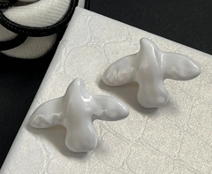 Серьги-пусеты ГОЛУБИ в стиле Schiaparelli с белой эмалью