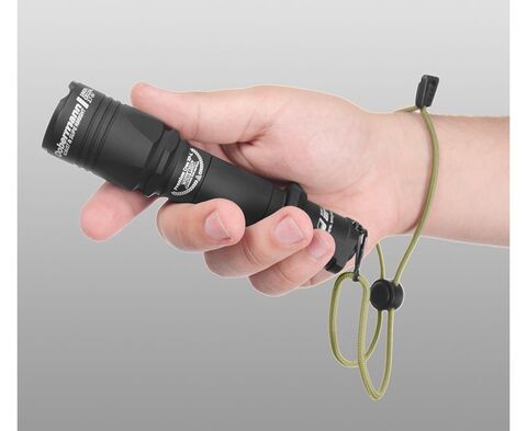 Фонарь ручной Armytek Dobermann XP-E2 черный/белый лам.:светодиод. CR123x2 (F02002BR)