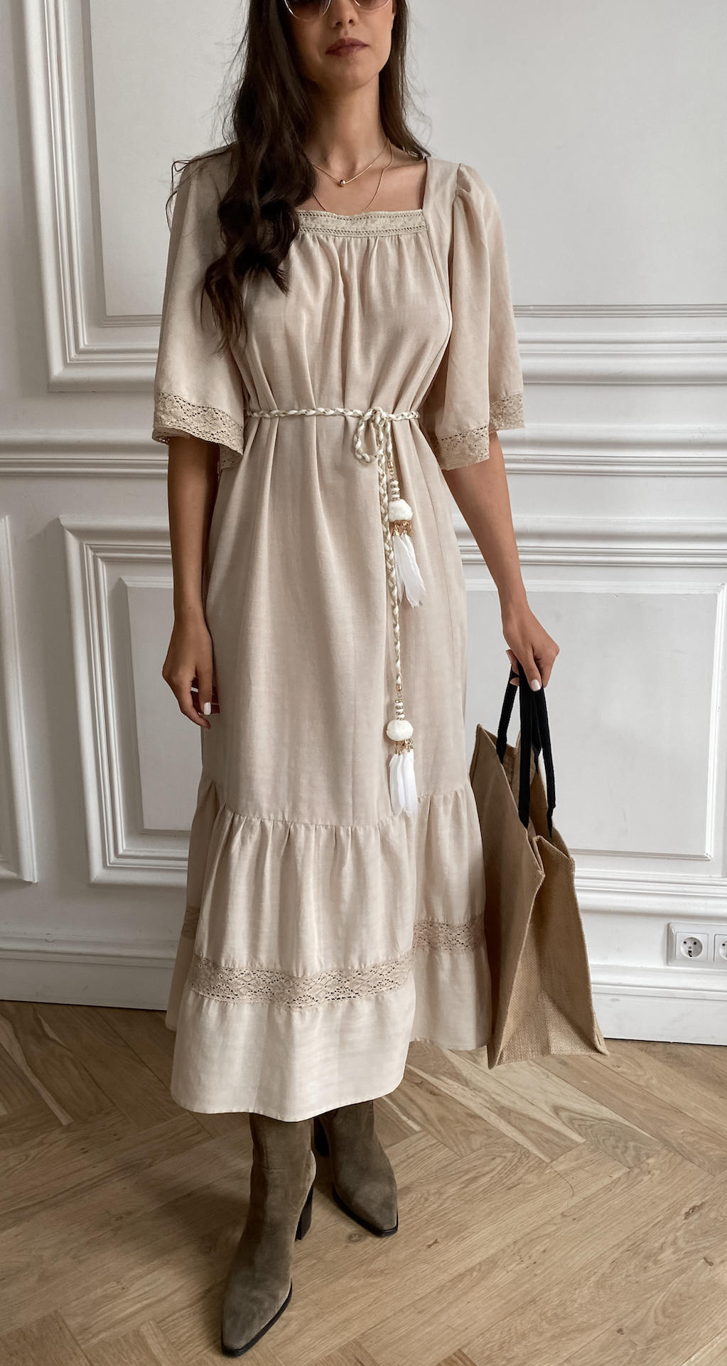 Платье из хлопка и кружева с поясом-шнурком