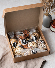 Набор орехов HoneyForYou (ассорти) в подарочной крафт-коробке