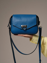Сумка кожаная через плечо синяя