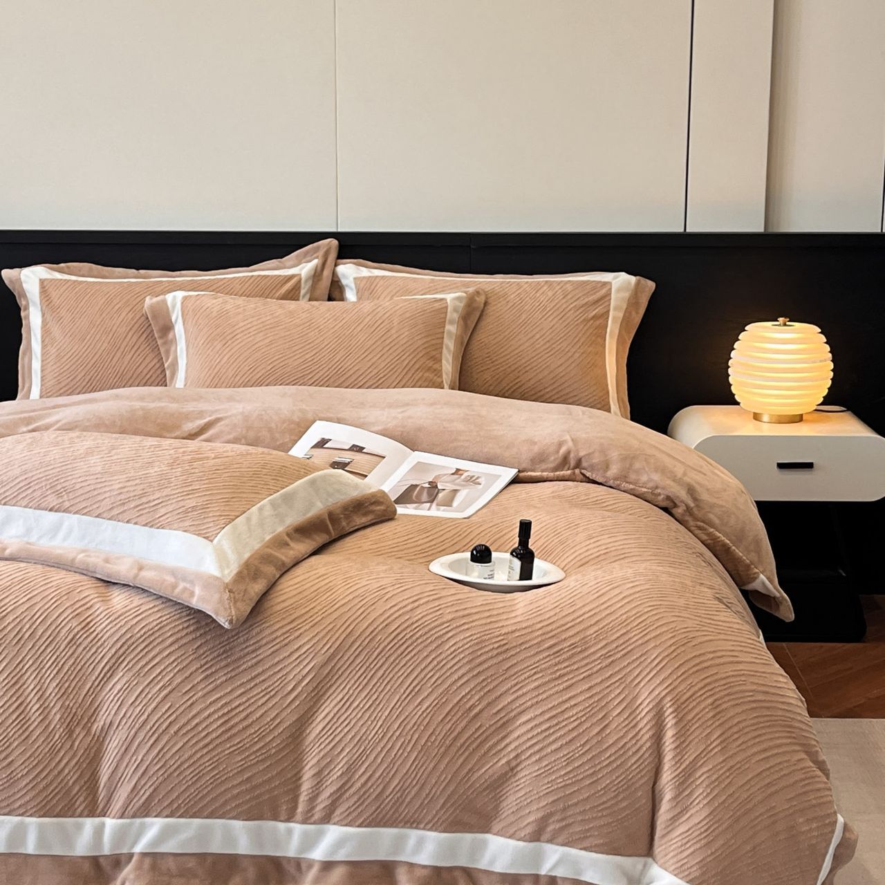 Постельное белье ЕВРО (двуспалка) Велюр коричневый белый кант