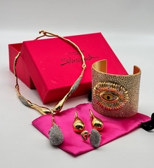 Колье жесткое с подвеской капля в стиле Schiaparelli