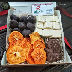 Подарочный набор с крафтовым шоколадом «Рукавичка» / 450 гр