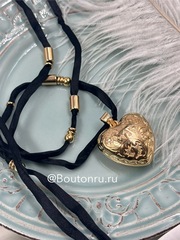 Колье на атласной нити с крупным золотистым сердцем