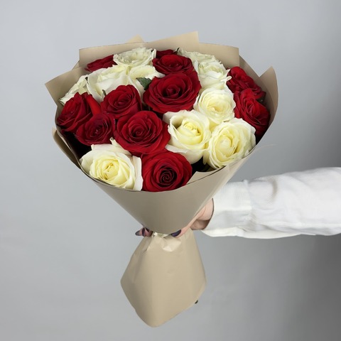 Букет 21 красно-белых роз Россия 40 см