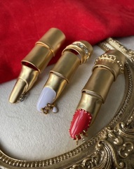 84570 - Кольцо ПАЛЕЦ с красным/белым ногтем в стилистике SCHIAPARELLI