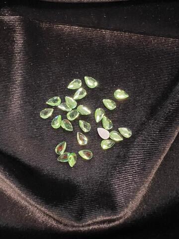 Стеклянные стразы  (5,5*8мм) 25шт, цвет св. зеленый